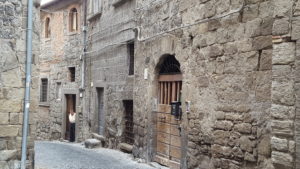 Mycket gamla hus i Viterbo.